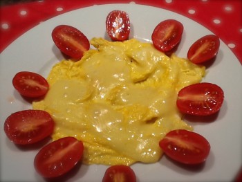 Cheesy omelette & tomatoes